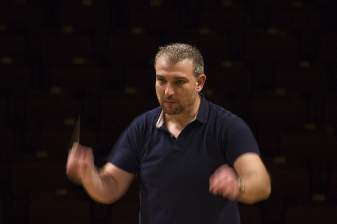 Edmundo Vidal director de orquesta produciendo sinfonías en perfecta sincronización